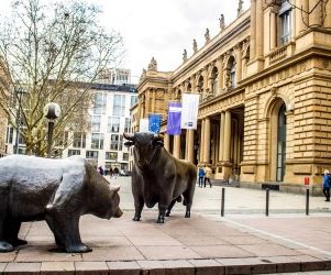 "Der Hauptvorteil von Aktien besteht darin, am Erfolg großer Unternehmen teilzuhaben, aber der Anleger muss bereit sein, das Marktrisiko zu akzeptieren: Je größer das Gewinnpotenzial ist, desto höher ist die Wahrscheinlichkeit, Phasen vorübergehender oder dauerhafter Verluste zu erleben."