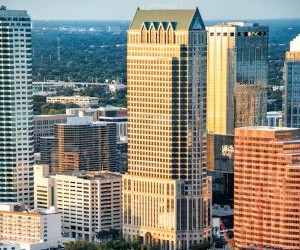 Rohstoffe wie Gold, Öl, Agrarprodukte und Industriemetalle bieten Möglichkeiten zur Portfoliodiversifizierung und zum Inflationsschutz, bergen aber aufgrund von Preisschwankungen, geopolitischen Spannungen und Angebots-Nachfrage-Schocks auch hohe Risiken. Entscheidend ist, mit einer klaren Strategie, einem Verständnis der zugrunde liegenden Markttreiber und ausschließlich mit Kapital zu investieren, das die finanzielle Stabilität nicht gefährdet.[Hier fehlt der Text, der die Anlagestrategie beschreibt und die die finanzielle Stabilität gefährdet.]