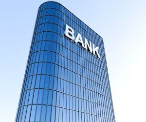 Rohstoffe wie Gold, Öl, Agrarprodukte und Industriemetalle bieten Möglichkeiten zur Portfoliodiversifizierung und zum Inflationsschutz, bergen aber aufgrund von Preisschwankungen, geopolitischen Spannungen und Angebots-Nachfrage-Schocks auch hohe Risiken. Entscheidend ist, mit einer klaren Strategie, einem Verständnis der zugrunde liegenden Markttreiber und ausschließlich mit Kapital zu investieren, das die finanzielle Stabilität nicht gefährdet.[Hier fehlt der Text, der die Anlagestrategie beschreibt und die die finanzielle Stabilität gefährdet.]