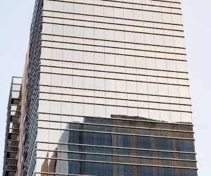 Investitionen ermöglichen es Ihnen, Ihr Vermögen im Laufe der Zeit zu vermehren, indem Sie Ihr Geld in Vermögenswerte wie Aktien, Anleihen, Fonds, Immobilien und mehr anlegen. Sie bergen jedoch immer Risiken, darunter Marktschwankungen, potenzieller Kapitalverlust und Inflation, die die Rendite schmälert. Entscheidend ist, mit einer klaren Strategie, einer angemessenen Diversifizierung und nur mit Kapital zu investieren, das Ihre finanzielle Stabilität nicht gefährdet....