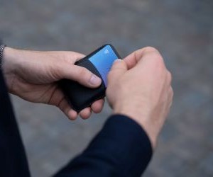 Investitionen ermöglichen es Ihnen, Ihr Vermögen im Laufe der Zeit zu vermehren, indem Sie Ihr Geld in Vermögenswerte wie Aktien, Anleihen, Fonds, Immobilien und mehr anlegen. Sie bergen jedoch immer Risiken, darunter Marktschwankungen, potenzieller Kapitalverlust und Inflation, die die Rendite schmälert. Entscheidend ist, mit einer klaren Strategie, einer angemessenen Diversifizierung und nur mit Kapital zu investieren, das Ihre finanzielle Stabilität nicht gefährdet....