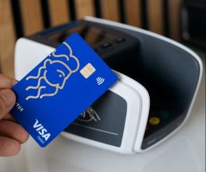 Investitionen ermöglichen es Ihnen, Ihr Vermögen im Laufe der Zeit zu vermehren, indem Sie Ihr Geld in Vermögenswerte wie Aktien, Anleihen, Fonds, Immobilien und mehr anlegen. Sie bergen jedoch immer Risiken, darunter Marktschwankungen, potenzieller Kapitalverlust und Inflation, die die Rendite schmälert. Entscheidend ist, mit einer klaren Strategie, einer angemessenen Diversifizierung und nur mit Kapital zu investieren, das Ihre finanzielle Stabilität nicht gefährdet....