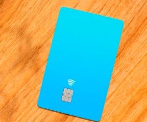 Aktien bieten das Potenzial für langfristiges Wachstum und Dividendeneinnahmen durch Investitionen in Unternehmen, die im Laufe der Zeit Wert schaffen. Allerdings bergen sie aufgrund von Marktschwankungen, Konjunkturzyklen und unternehmensspezifischen Ereignissen auch erhebliche Risiken. Entscheidend ist, mit einer klaren Strategie, angemessener Diversifizierung und nur mit Kapital zu investieren, das die finanzielle Stabilität nicht gefährdet.