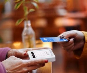 Kryptowährungen bieten hohes Renditepotenzial und mehr finanzielle Freiheit durch Dezentralisierung und einen rund um die Uhr geöffneten Markt. Aufgrund extremer Volatilität und mangelnder Regulierung stellen sie jedoch ein hohes Risiko dar. Zu den Hauptrisiken zählen schnelle Verluste und Cyberangriffe. Der Schlüssel zum Erfolg liegt darin, nur mit einer klaren Strategie und mit Kapital zu investieren, das die finanzielle Stabilität nicht gefährdet.