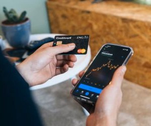 Aktien bieten das Potenzial für langfristiges Wachstum und Dividendeneinnahmen durch Investitionen in Unternehmen, die im Laufe der Zeit Wert schaffen. Allerdings bergen sie aufgrund von Marktschwankungen, Konjunkturzyklen und unternehmensspezifischen Ereignissen auch erhebliche Risiken. Entscheidend ist, mit einer klaren Strategie, angemessener Diversifizierung und nur mit Kapital zu investieren, das die finanzielle Stabilität nicht gefährdet.