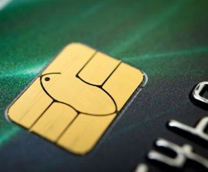 Kryptowährungen bieten hohes Renditepotenzial und mehr finanzielle Freiheit durch Dezentralisierung und einen rund um die Uhr geöffneten Markt. Aufgrund extremer Volatilität und mangelnder Regulierung stellen sie jedoch ein hohes Risiko dar. Zu den Hauptrisiken zählen schnelle Verluste und Cyberangriffe. Der Schlüssel zum Erfolg liegt darin, nur mit einer klaren Strategie und mit Kapital zu investieren, das die finanzielle Stabilität nicht gefährdet.