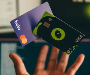 Investitionen ermöglichen es Ihnen, Ihr Vermögen im Laufe der Zeit zu vermehren, indem Sie Ihr Geld in Vermögenswerte wie Aktien, Anleihen, Fonds, Immobilien und mehr anlegen. Sie bergen jedoch immer Risiken, darunter Marktschwankungen, potenzieller Kapitalverlust und Inflation, die die Rendite schmälert. Entscheidend ist, mit einer klaren Strategie, einer angemessenen Diversifizierung und nur mit Kapital zu investieren, das Ihre finanzielle Stabilität nicht gefährdet....