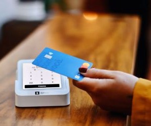 Aktien bieten das Potenzial für langfristiges Wachstum und Dividendeneinnahmen durch Investitionen in Unternehmen, die im Laufe der Zeit Wert schaffen. Allerdings bergen sie aufgrund von Marktschwankungen, Konjunkturzyklen und unternehmensspezifischen Ereignissen auch erhebliche Risiken. Entscheidend ist, mit einer klaren Strategie, angemessener Diversifizierung und nur mit Kapital zu investieren, das die finanzielle Stabilität nicht gefährdet.