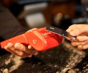 Rohstoffe wie Gold, Öl, Agrarprodukte und Industriemetalle bieten Möglichkeiten zur Portfoliodiversifizierung und zum Inflationsschutz, bergen aber aufgrund von Preisschwankungen, geopolitischen Spannungen und Angebots-Nachfrage-Schocks auch hohe Risiken. Entscheidend ist, mit einer klaren Strategie, einem Verständnis der zugrunde liegenden Markttreiber und ausschließlich mit Kapital zu investieren, das die finanzielle Stabilität nicht gefährdet.[Hier fehlt der Text, der die Anlagestrategie beschreibt und die die finanzielle Stabilität gefährdet.]