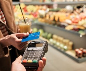 Rohstoffe wie Gold, Öl, Agrarprodukte und Industriemetalle bieten Möglichkeiten zur Portfoliodiversifizierung und zum Inflationsschutz, bergen aber aufgrund von Preisschwankungen, geopolitischen Spannungen und Angebots-Nachfrage-Schocks auch hohe Risiken. Entscheidend ist, mit einer klaren Strategie, einem Verständnis der zugrunde liegenden Markttreiber und ausschließlich mit Kapital zu investieren, das die finanzielle Stabilität nicht gefährdet.[Hier fehlt der Text, der die Anlagestrategie beschreibt und die die finanzielle Stabilität gefährdet.]