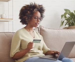 Rohstoffe wie Gold, Öl, Agrarprodukte und Industriemetalle bieten Möglichkeiten zur Portfoliodiversifizierung und zum Inflationsschutz, bergen aber aufgrund von Preisschwankungen, geopolitischen Spannungen und Angebots-Nachfrage-Schocks auch hohe Risiken. Entscheidend ist, mit einer klaren Strategie, einem Verständnis der zugrunde liegenden Markttreiber und ausschließlich mit Kapital zu investieren, das die finanzielle Stabilität nicht gefährdet.[Hier fehlt der Text, der die Anlagestrategie beschreibt und die die finanzielle Stabilität gefährdet.]