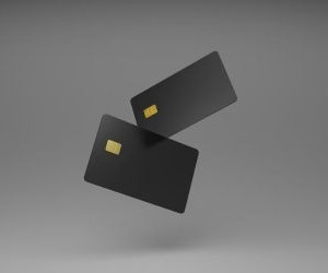 Aktien bieten das Potenzial für langfristiges Wachstum und Dividendeneinnahmen durch Investitionen in Unternehmen, die im Laufe der Zeit Wert schaffen. Allerdings bergen sie aufgrund von Marktschwankungen, Konjunkturzyklen und unternehmensspezifischen Ereignissen auch erhebliche Risiken. Entscheidend ist, mit einer klaren Strategie, angemessener Diversifizierung und nur mit Kapital zu investieren, das die finanzielle Stabilität nicht gefährdet.