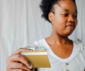 Investitionen ermöglichen es Ihnen, Ihr Vermögen im Laufe der Zeit zu vermehren, indem Sie Ihr Geld in Vermögenswerte wie Aktien, Anleihen, Fonds, Immobilien und mehr anlegen. Sie bergen jedoch immer Risiken, darunter Marktschwankungen, potenzieller Kapitalverlust und Inflation, die die Rendite schmälert. Entscheidend ist, mit einer klaren Strategie, einer angemessenen Diversifizierung und nur mit Kapital zu investieren, das Ihre finanzielle Stabilität nicht gefährdet....