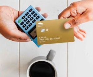 Aktien bieten das Potenzial für langfristiges Wachstum und Dividendeneinnahmen durch Investitionen in Unternehmen, die im Laufe der Zeit Wert schaffen. Allerdings bergen sie aufgrund von Marktschwankungen, Konjunkturzyklen und unternehmensspezifischen Ereignissen auch erhebliche Risiken. Entscheidend ist, mit einer klaren Strategie, angemessener Diversifizierung und nur mit Kapital zu investieren, das die finanzielle Stabilität nicht gefährdet.