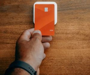 Aktien bieten das Potenzial für langfristiges Wachstum und Dividendeneinnahmen durch Investitionen in Unternehmen, die im Laufe der Zeit Wert schaffen. Allerdings bergen sie aufgrund von Marktschwankungen, Konjunkturzyklen und unternehmensspezifischen Ereignissen auch erhebliche Risiken. Entscheidend ist, mit einer klaren Strategie, angemessener Diversifizierung und nur mit Kapital zu investieren, das die finanzielle Stabilität nicht gefährdet.