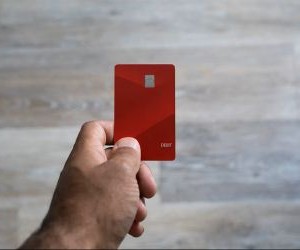 Aktien bieten das Potenzial für langfristiges Wachstum und Dividendeneinnahmen durch Investitionen in Unternehmen, die im Laufe der Zeit Wert schaffen. Allerdings bergen sie aufgrund von Marktschwankungen, Konjunkturzyklen und unternehmensspezifischen Ereignissen auch erhebliche Risiken. Entscheidend ist, mit einer klaren Strategie, angemessener Diversifizierung und nur mit Kapital zu investieren, das die finanzielle Stabilität nicht gefährdet.