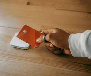 Aktien bieten das Potenzial für langfristiges Wachstum und Dividendeneinnahmen durch Investitionen in Unternehmen, die im Laufe der Zeit Wert schaffen. Allerdings bergen sie aufgrund von Marktschwankungen, Konjunkturzyklen und unternehmensspezifischen Ereignissen auch erhebliche Risiken. Entscheidend ist, mit einer klaren Strategie, angemessener Diversifizierung und nur mit Kapital zu investieren, das die finanzielle Stabilität nicht gefährdet.