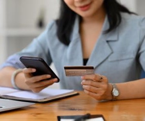 Rohstoffe wie Gold, Öl, Agrarprodukte und Industriemetalle bieten Möglichkeiten zur Portfoliodiversifizierung und zum Inflationsschutz, bergen aber aufgrund von Preisschwankungen, geopolitischen Spannungen und Angebots-Nachfrage-Schocks auch hohe Risiken. Entscheidend ist, mit einer klaren Strategie, einem Verständnis der zugrunde liegenden Markttreiber und ausschließlich mit Kapital zu investieren, das die finanzielle Stabilität nicht gefährdet.[Hier fehlt der Text, der die Anlagestrategie beschreibt und die die finanzielle Stabilität gefährdet.]