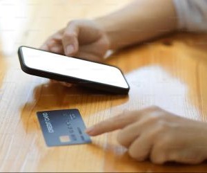 Aktien bieten das Potenzial für langfristiges Wachstum und Dividendeneinnahmen durch Investitionen in Unternehmen, die im Laufe der Zeit Wert schaffen. Allerdings bergen sie aufgrund von Marktschwankungen, Konjunkturzyklen und unternehmensspezifischen Ereignissen auch erhebliche Risiken. Entscheidend ist, mit einer klaren Strategie, angemessener Diversifizierung und nur mit Kapital zu investieren, das die finanzielle Stabilität nicht gefährdet.