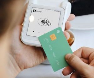 Rohstoffe wie Gold, Öl, Agrarprodukte und Industriemetalle bieten Möglichkeiten zur Portfoliodiversifizierung und zum Inflationsschutz, bergen aber aufgrund von Preisschwankungen, geopolitischen Spannungen und Angebots-Nachfrage-Schocks auch hohe Risiken. Entscheidend ist, mit einer klaren Strategie, einem Verständnis der zugrunde liegenden Markttreiber und ausschließlich mit Kapital zu investieren, das die finanzielle Stabilität nicht gefährdet.[Hier fehlt der Text, der die Anlagestrategie beschreibt und die die finanzielle Stabilität gefährdet.]