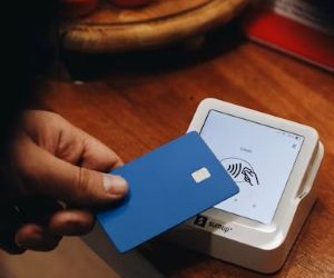 Investitionen ermöglichen es Ihnen, Ihr Vermögen im Laufe der Zeit zu vermehren, indem Sie Ihr Geld in Vermögenswerte wie Aktien, Anleihen, Fonds, Immobilien und mehr anlegen. Sie bergen jedoch immer Risiken, darunter Marktschwankungen, potenzieller Kapitalverlust und Inflation, die die Rendite schmälert. Entscheidend ist, mit einer klaren Strategie, einer angemessenen Diversifizierung und nur mit Kapital zu investieren, das Ihre finanzielle Stabilität nicht gefährdet....