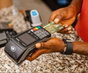 Aktien bieten das Potenzial für langfristiges Wachstum und Dividendeneinnahmen durch Investitionen in Unternehmen, die im Laufe der Zeit Wert schaffen. Allerdings bergen sie aufgrund von Marktschwankungen, Konjunkturzyklen und unternehmensspezifischen Ereignissen auch erhebliche Risiken. Entscheidend ist, mit einer klaren Strategie, angemessener Diversifizierung und nur mit Kapital zu investieren, das die finanzielle Stabilität nicht gefährdet.