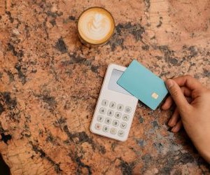 Rohstoffe wie Gold, Öl, Agrarprodukte und Industriemetalle bieten Möglichkeiten zur Portfoliodiversifizierung und zum Inflationsschutz, bergen aber aufgrund von Preisschwankungen, geopolitischen Spannungen und Angebots-Nachfrage-Schocks auch hohe Risiken. Entscheidend ist, mit einer klaren Strategie, einem Verständnis der zugrunde liegenden Markttreiber und ausschließlich mit Kapital zu investieren, das die finanzielle Stabilität nicht gefährdet.[Hier fehlt der Text, der die Anlagestrategie beschreibt und die die finanzielle Stabilität gefährdet.]