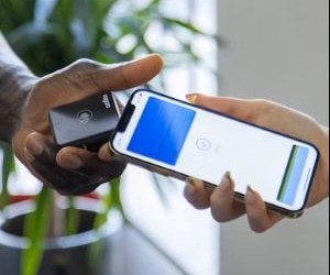 Rohstoffe wie Gold, Öl, Agrarprodukte und Industriemetalle bieten Möglichkeiten zur Portfoliodiversifizierung und zum Inflationsschutz, bergen aber aufgrund von Preisschwankungen, geopolitischen Spannungen und Angebots-Nachfrage-Schocks auch hohe Risiken. Entscheidend ist, mit einer klaren Strategie, einem Verständnis der zugrunde liegenden Markttreiber und ausschließlich mit Kapital zu investieren, das die finanzielle Stabilität nicht gefährdet.[Hier fehlt der Text, der die Anlagestrategie beschreibt und die die finanzielle Stabilität gefährdet.]